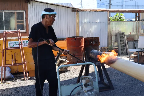 磨き丸太の表面をバーナーで炙ります