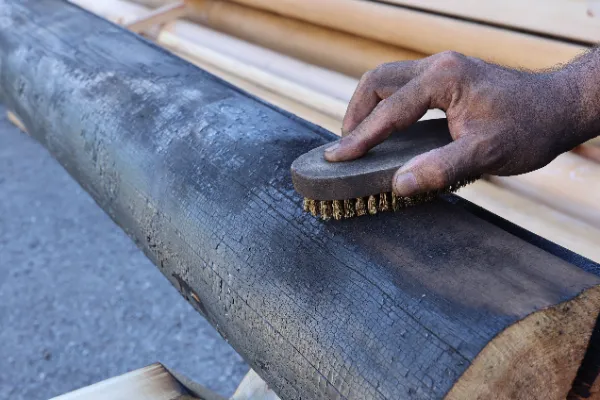 炭化層をブラッシングします