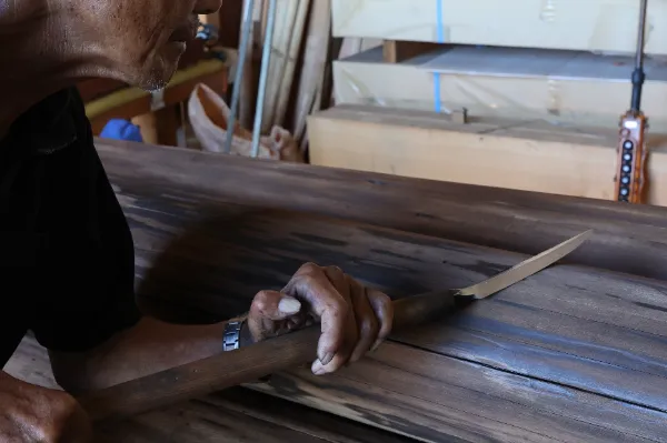 槍鉋(やりがんな)で焦げ目を削って調整します