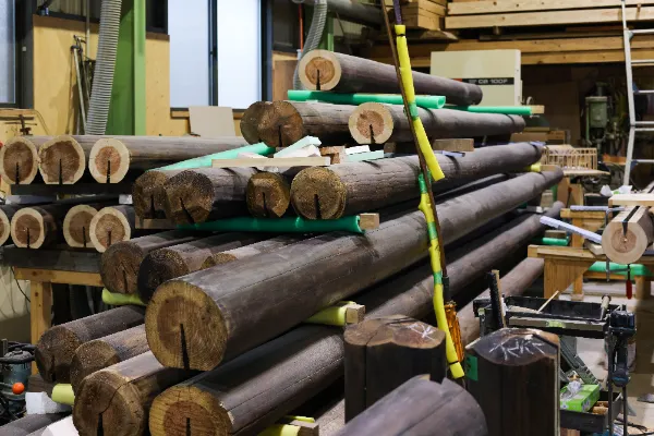 水洗いして炭を洗い流しクリア塗装を施します